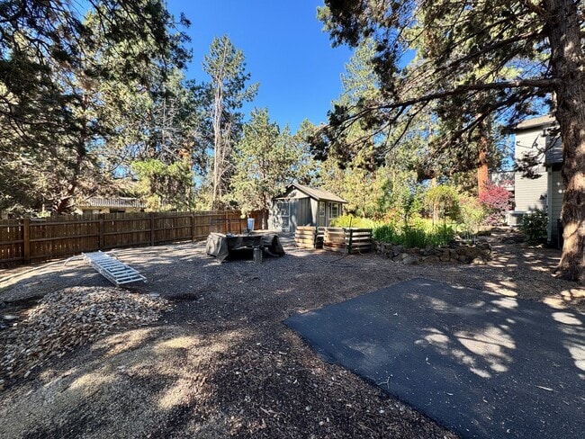 Building Photo - FOR RENT: FURNISHED LONG-TERM EXTREMELY CO...