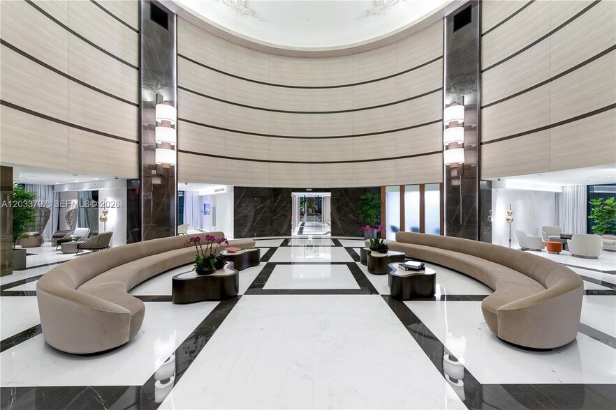 Building Photo - 300 S Pointe Dr
