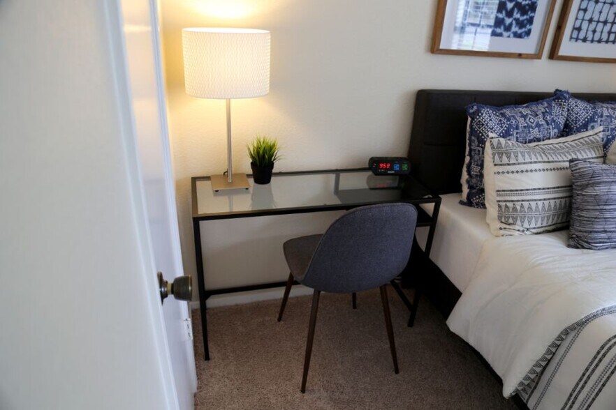 Building Photo - 925 Peggotty Pl