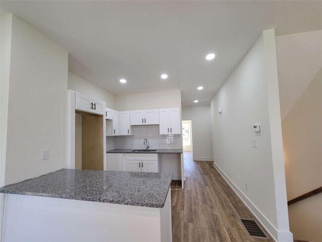 Building Photo - 1351 Brewster St SW