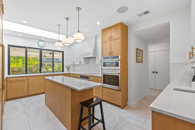 Building Photo - 9526 Lawndale Ave