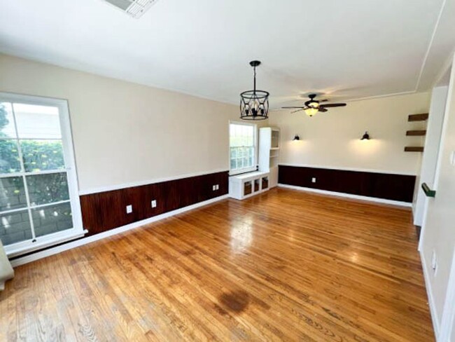 Building Photo - EASTSIDE BUNGALOW LONG BEACH
