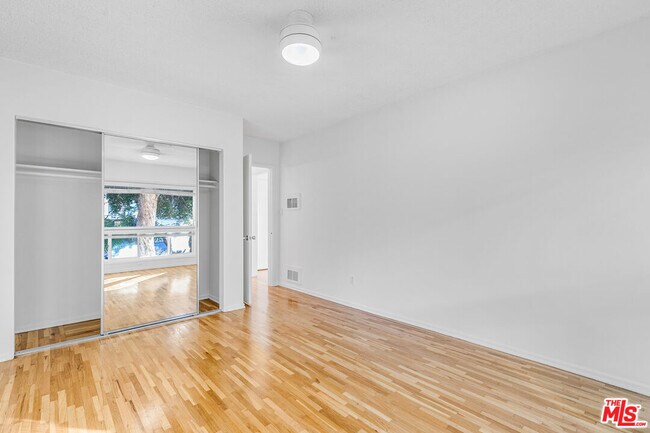 Building Photo - 122 Croft Ave