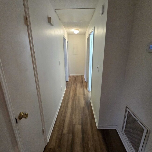 Building Photo - Freshly Renovated 3 Bedroom with 1 and 1/2 Bath Duplex.