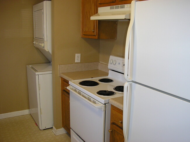 Building Photo - 4490 Woodstone Dr