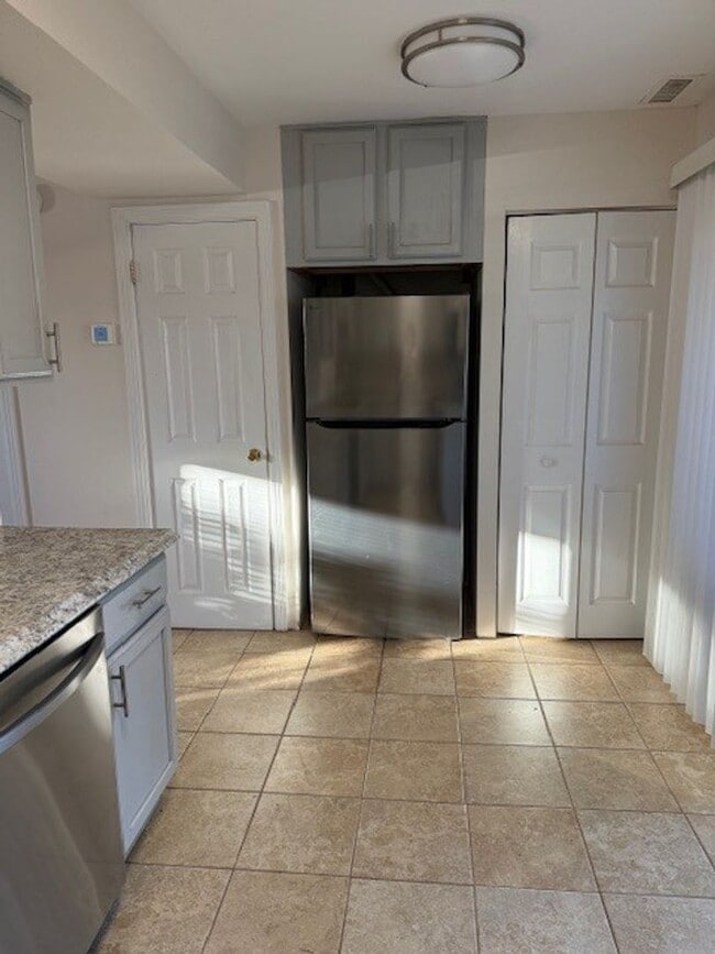 Building Photo - Charming two level townhouse in establishe...