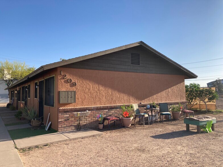 Building Photo - 1209 E Adams St