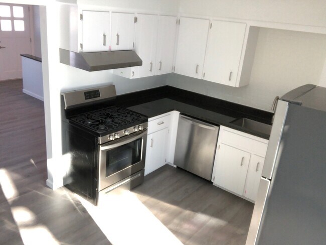 Kitchen - 806 Northlawn St NE