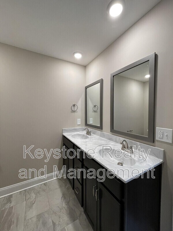 Building Photo - 812 Lillian Grace Dr