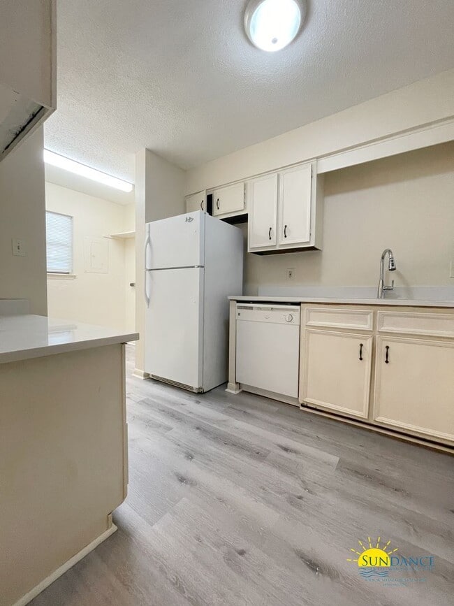 Building Photo - Great Centrally Located 2 Bedroom Townhous...