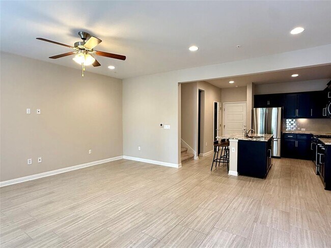 Building Photo - 6814 E Riverside Dr