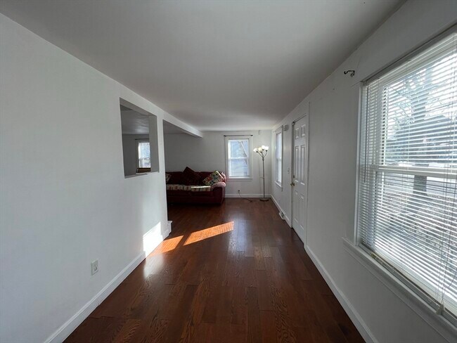 Building Photo - 904 Middle St