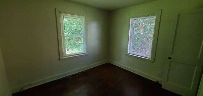 Building Photo - 2 Bedroom House