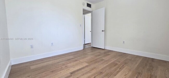 Building Photo - 10221 Fontainebleau Blvd