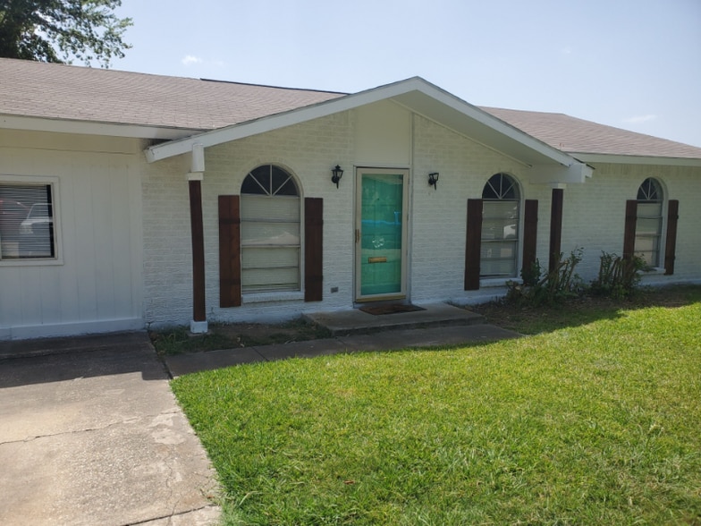 Building Photo - 4001 Salem Dr