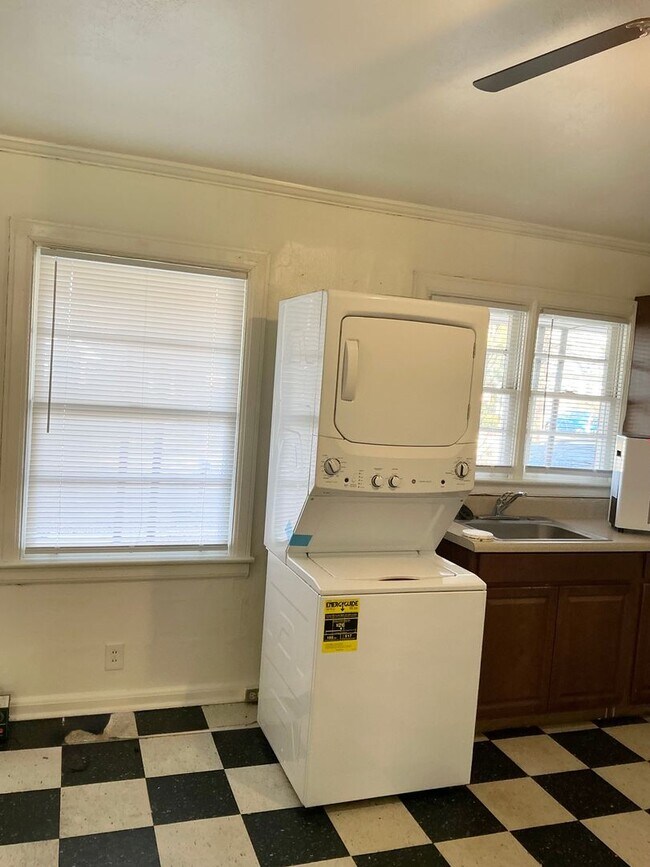 Building Photo - Available Now! *App Fees Waived for February!* 2 bedroom/1 bathroom updated home in Normaltown Av...