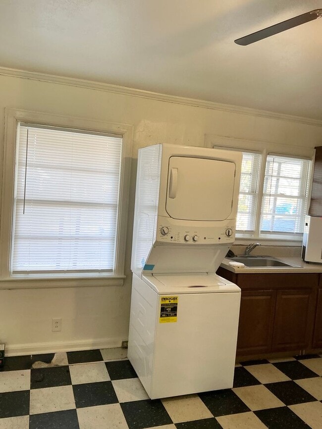 Building Photo - Available Now! *App Fees Waived for March!* 2 bedroom/1 bathroom updated home in Normaltown Avail...