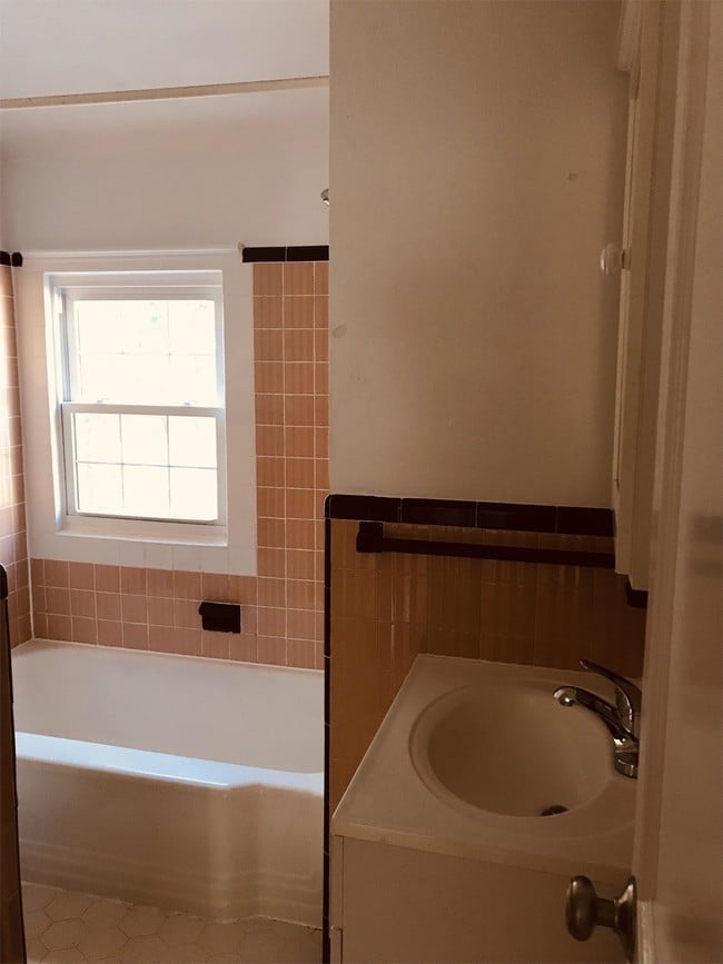 Building Photo - 2604 N Winchester St