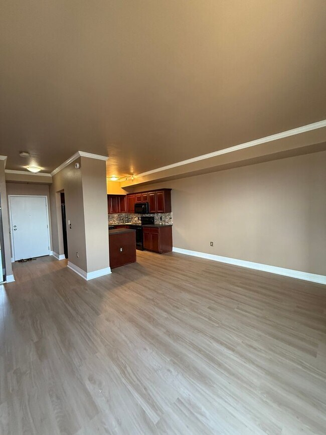 Building Photo - Spacious 1bd/1ba TOP FLOOR CONDO! Availabl...