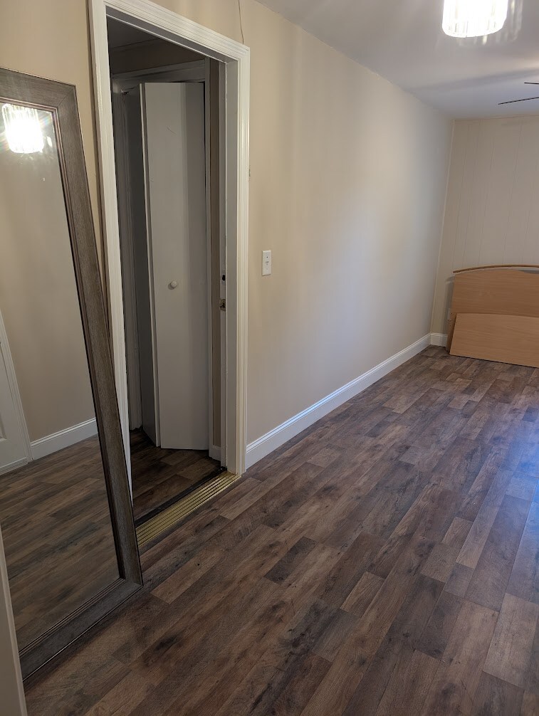 Building Photo - Room in Apartment on Karl Ct