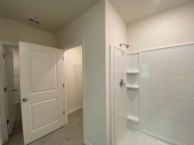 Building Photo - Desirable SE Ocala Neighborhood - Lake Dia...