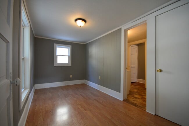 Building Photo - 3 Bedroom Home with lots of EXTRAS