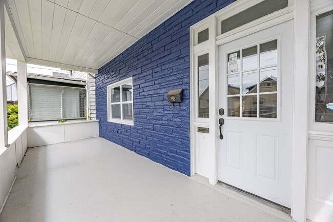 Building Photo - Newly Renovated 5 Bd/2 Bath Home in New Kensington