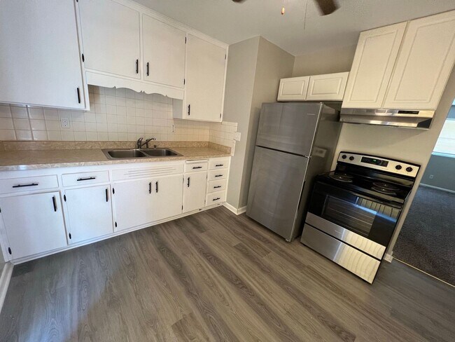 Building Photo - Coming Soon! Charming 2Bed/1Bath Duplex