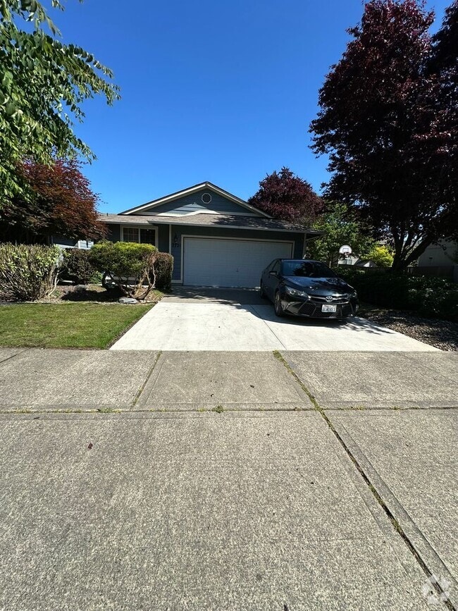 Building Photo - 3 BedRoom , 2 Bathroom , 2 Car Garage , AC