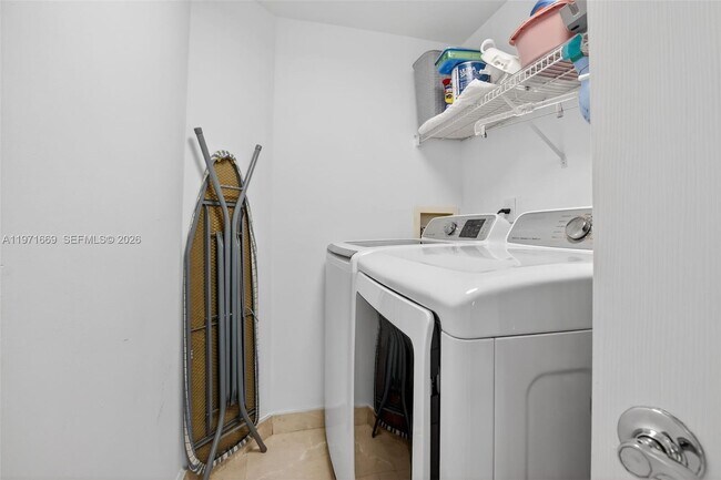 Building Photo - 3370 Hidden Bay Dr