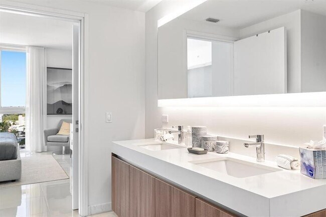 Building Photo - 401 N Birch Rd