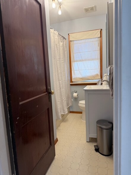 Building Photo - 2420 Simpson Ave