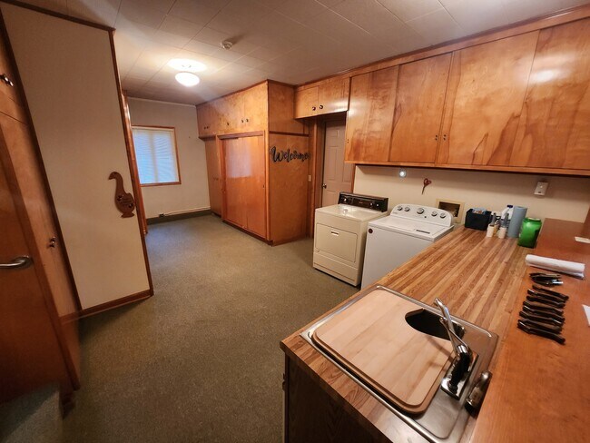 Building Photo - 7675 N Hix Rd