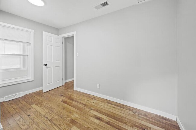 Building Photo - 346 E Bernhard Ave