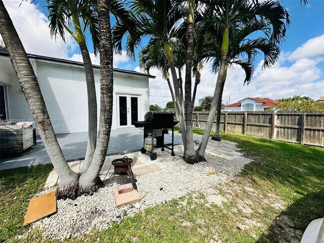 Building Photo - 18501 SW 115th Ave