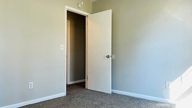 Building Photo - Completely updated 3 bedroom 2 bath home in Lagrange! Must see!