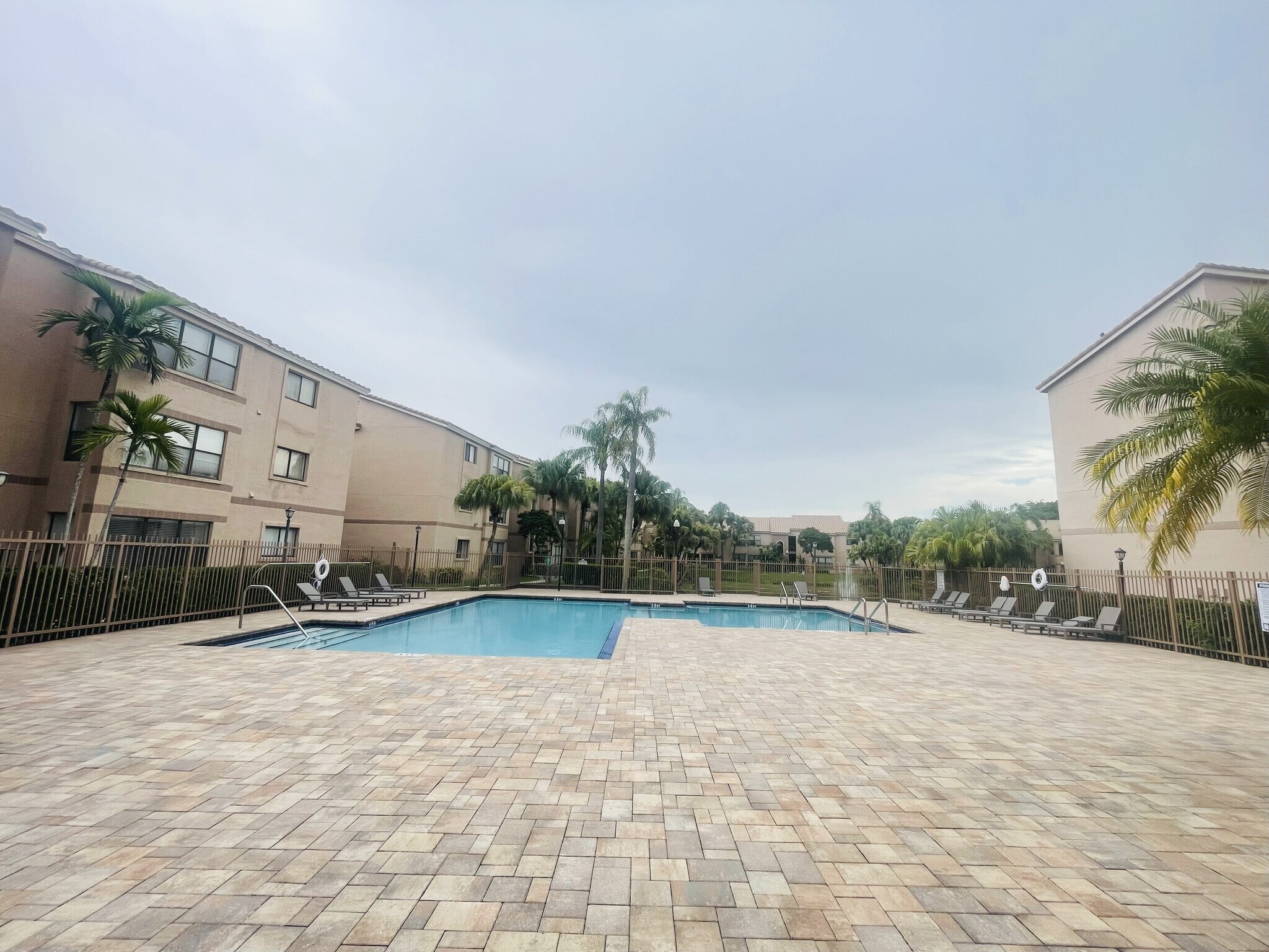 Building Photo - 2736 S University Dr