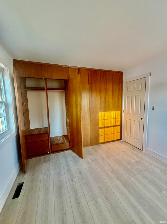 Building Photo - 404 S Hickory Dr