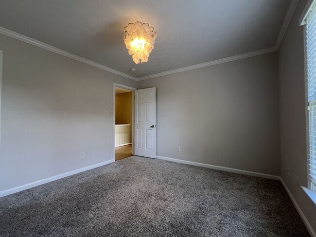 Building Photo - Beautiful Port Warwick Townhome.
