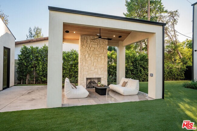 Building Photo - 5064 Encino Ave
