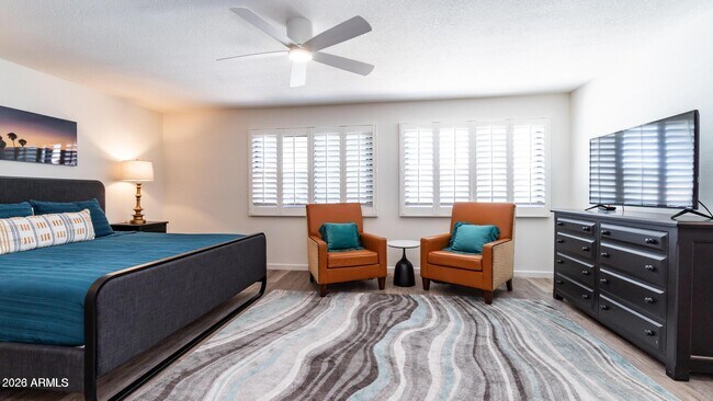 Building Photo - 1460 N La Rosa Dr