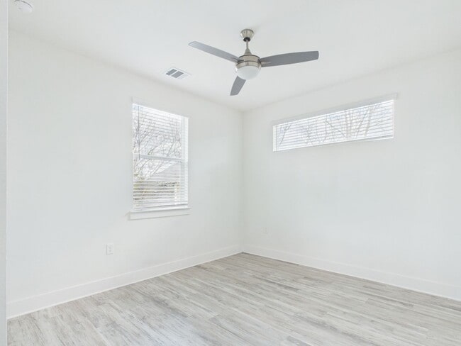 Building Photo - Modern Freestanding Condo with Private Yard Near Downtown Austin