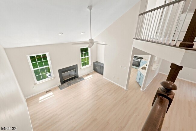 Building Photo - 703 Porter Way W