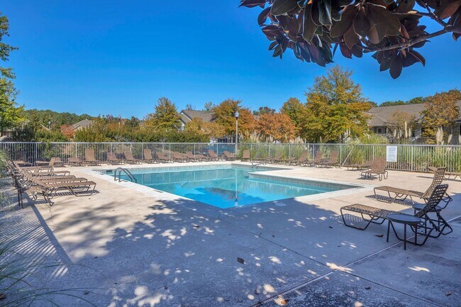 Building Photo - Southern Edge Condo Just Steps from Campus