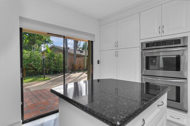 Building Photo - Beautiful home in quiet neighborhood