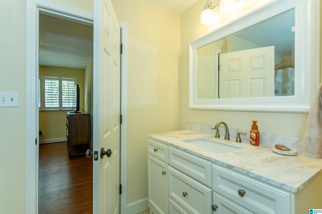 Building Photo - 327 Heath Dr