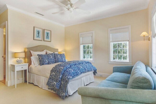 Building Photo - 121 Post Ln