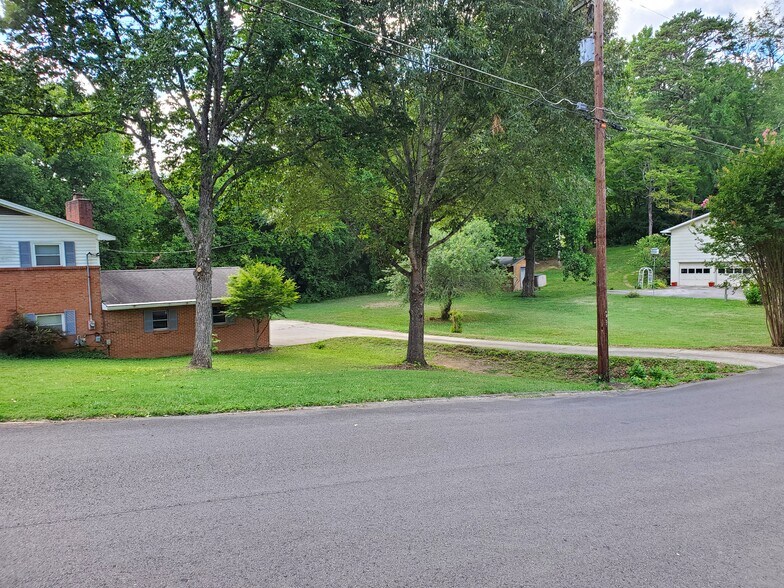 Side Yard - Right View - 4521 Mellowood Cir