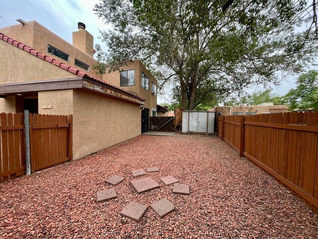 Building Photo - Cozy 3 Bedroom 2 Bathroom Townhouse In The NW!