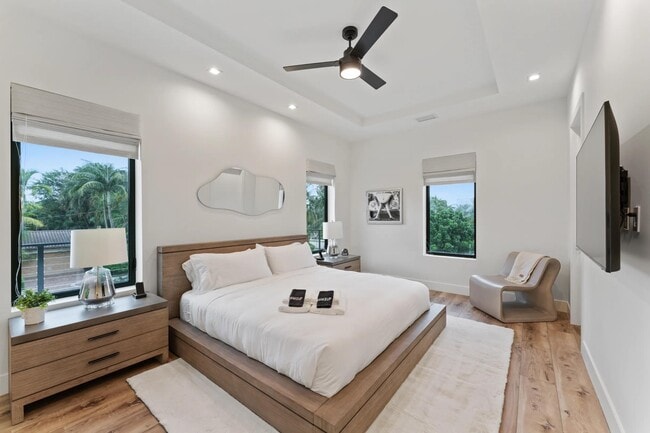 Building Photo - 214 28th St